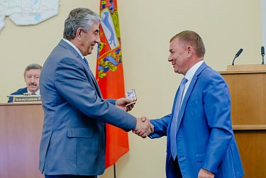 Сергей Аверкиев получил удостоверение и значок депутата ЗС